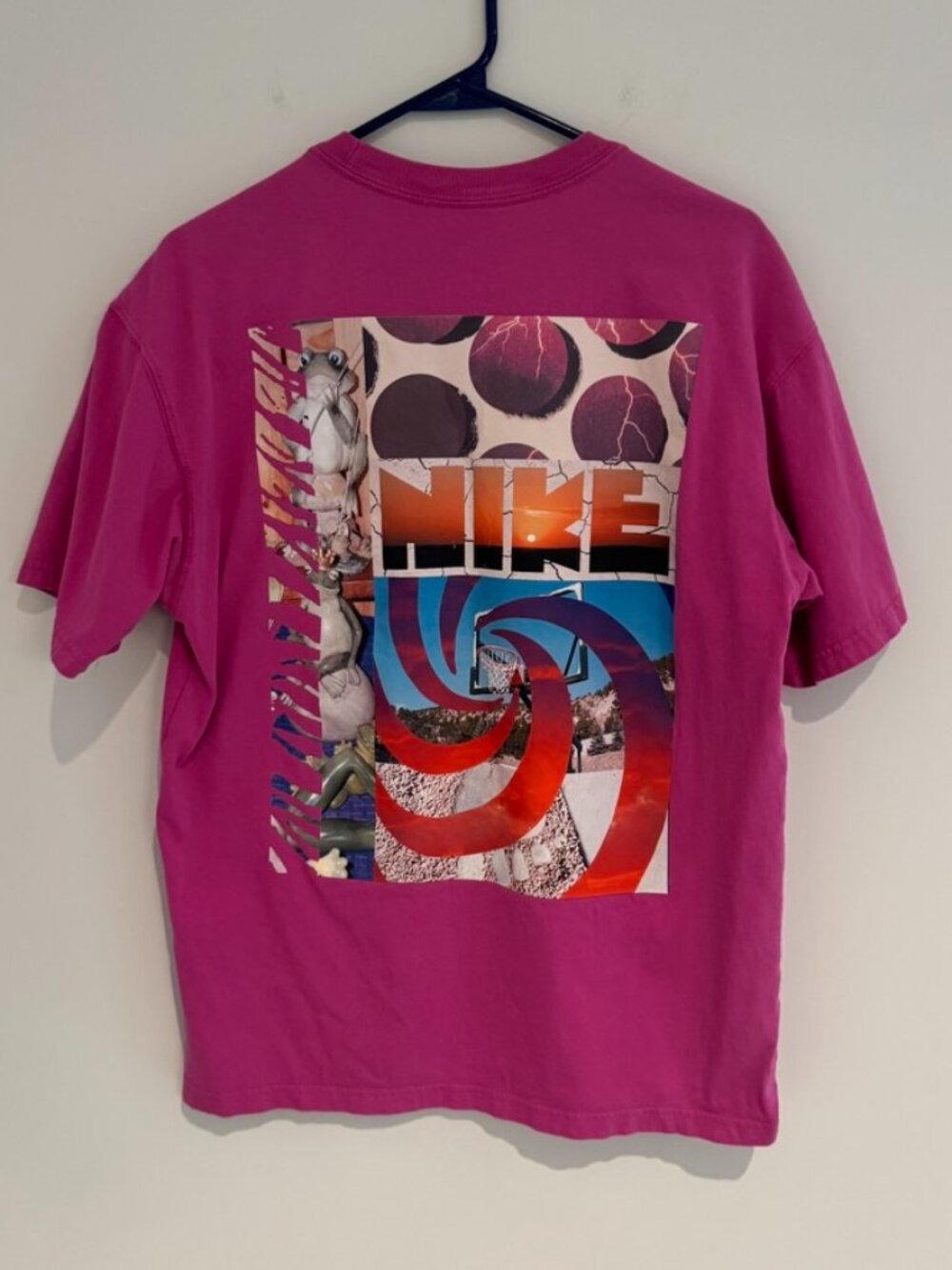 Nike Pink Graphic T-Shirt Size Small Like New
